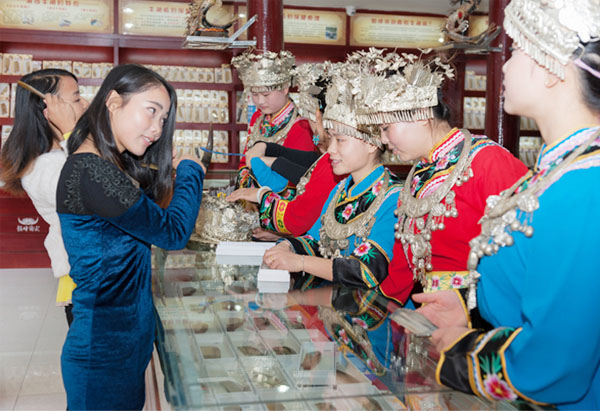 鉆牛角尖工藝品發(fā)展有限公司,張家界牛角梳,鉆牛角尖,張家界牛角制品,翠翠閣